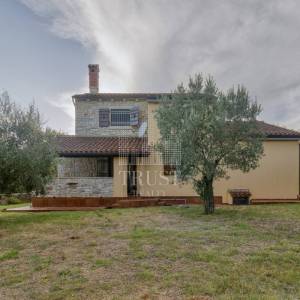 Kamena vila s 2 dodatna objekta u Galižani na parceli od1400 m2 