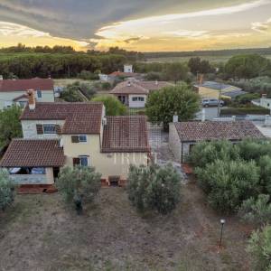 Kamena vila s 2 dodatna objekta u Galižani na parceli od1400 m2 