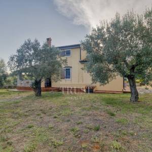 Kamena vila s 2 dodatna objekta u Galižani na parceli od1400 m2 