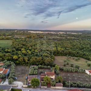 Kamena vila s 2 dodatna objekta u Galižani na parceli od1400 m2 