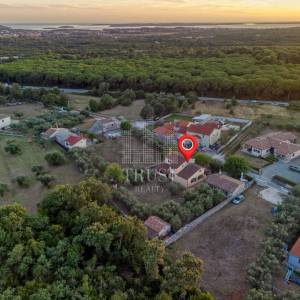 Kamena vila s 2 dodatna objekta u Galižani na parceli od1400 m2 