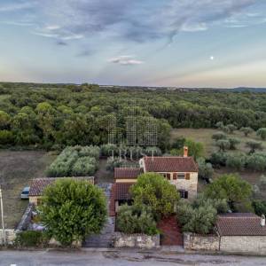 Kamena vila s 2 dodatna objekta u Galižani na parceli od1400 m2 