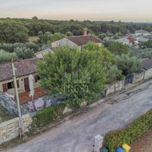 Kamena vila s 2 dodatna objekta u Galižani na parceli od1400 m2 