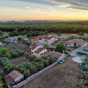 Kamena vila s 2 dodatna objekta u Galižani na parceli od1400 m2 