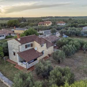 Kamena vila s 2 dodatna objekta u Galižani na parceli od1400 m2 