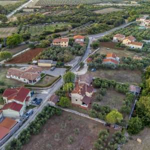 Kamena vila s 2 dodatna objekta u Galižani na parceli od1400 m2 