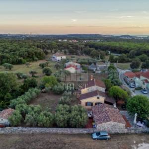 Kamena vila s 2 dodatna objekta u Galižani na parceli od1400 m2 