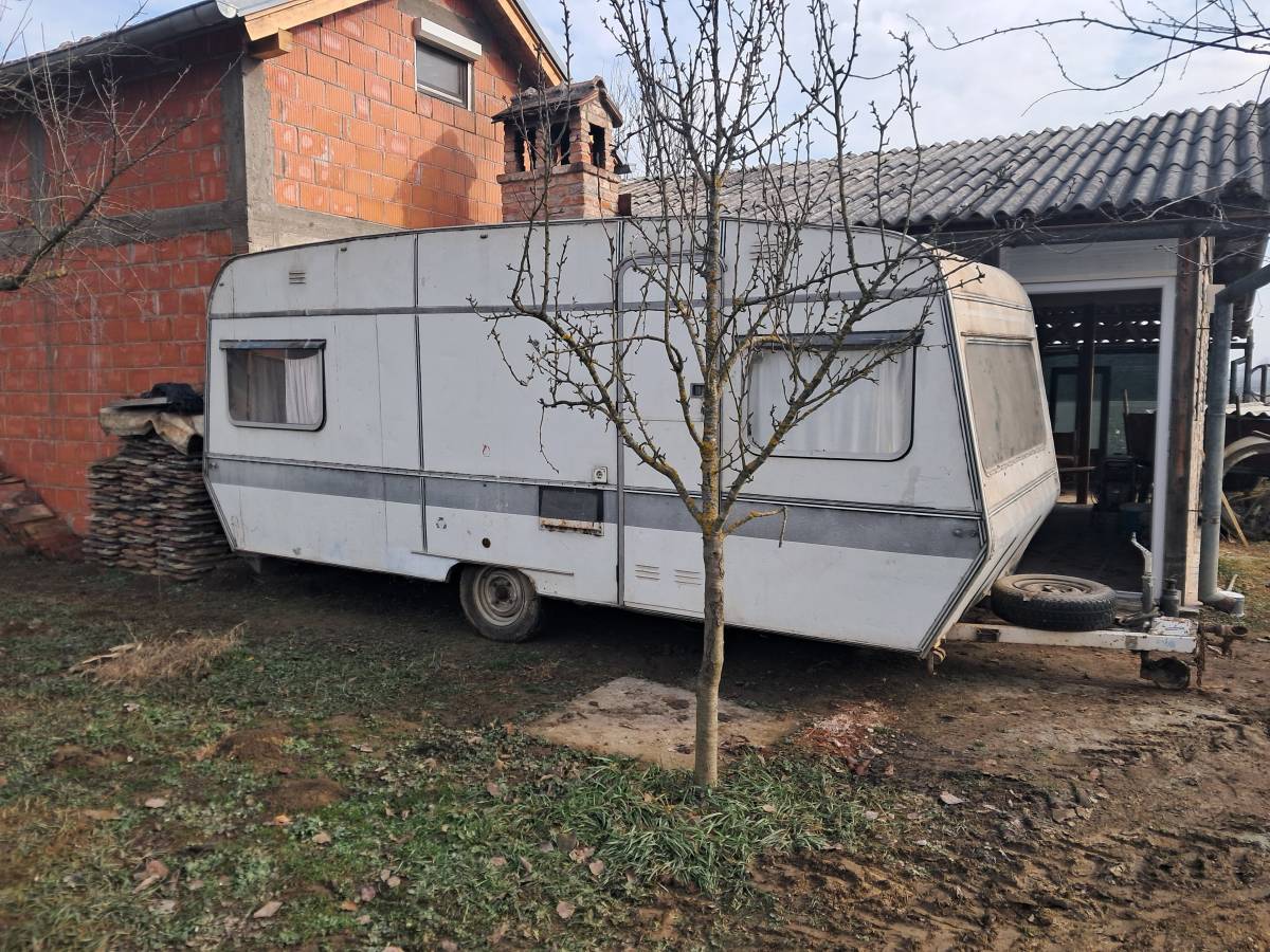 Kamp prikolica za voćnjak ili vrt