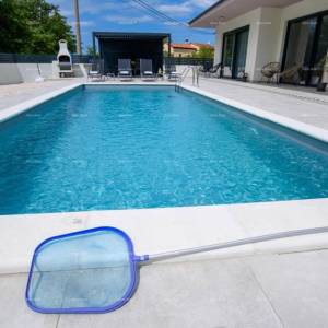 KANFANAR, MODERNA VILA PRIZEMNICA S BAZENOM – MIRNA LOKACIJA