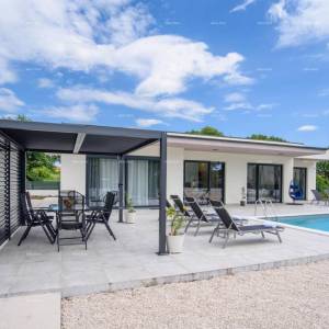 KANFANAR, MODERNA VILA PRIZEMNICA S BAZENOM – MIRNA LOKACIJA