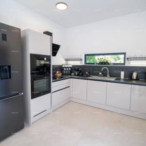 KANFANAR, MODERNA VILA PRIZEMNICA S BAZENOM – MIRNA LOKACIJA