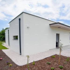 KANFANAR, MODERNA VILA PRIZEMNICA S BAZENOM – MIRNA LOKACIJA