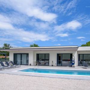 KANFANAR, MODERNA VILA PRIZEMNICA S BAZENOM – MIRNA LOKACIJA