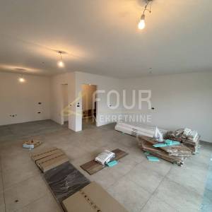 Kastav, 3s+db - višeetažni, 120m2, krovna terasa, okućnica