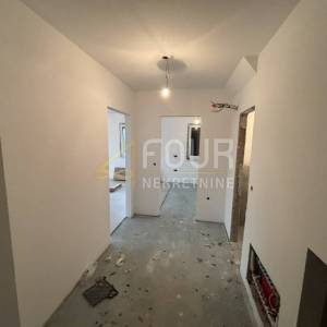 Kastav, 3s+db - višeetažni, 120m2, krovna terasa, okućnica