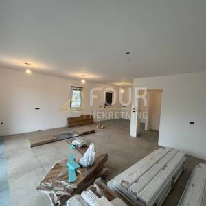 Kastav, 3s+db - višeetažni, 120m2, krovna terasa, okućnica