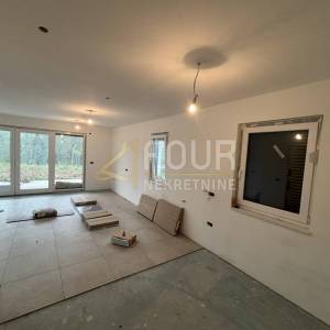 Kastav, 3s+db - višeetažni, 120m2, krovna terasa, okućnica