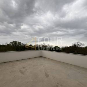 Kastav, 3s+db - višeetažni, 120m2, krovna terasa, okućnica