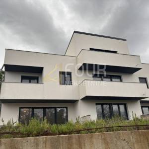 Kastav, 3s+db - višeetažni, 120m2, krovna terasa, okućnica