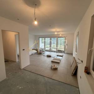 Kastav, 3s+db - višeetažni, 120m2, krovna terasa, okućnica