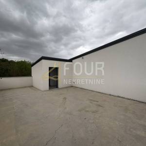 Kastav, 3s+db - višeetažni, 120m2, krovna terasa, okućnica