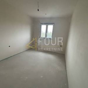 Kastav, 3s+db - višeetažni, 120m2, krovna terasa, okućnica