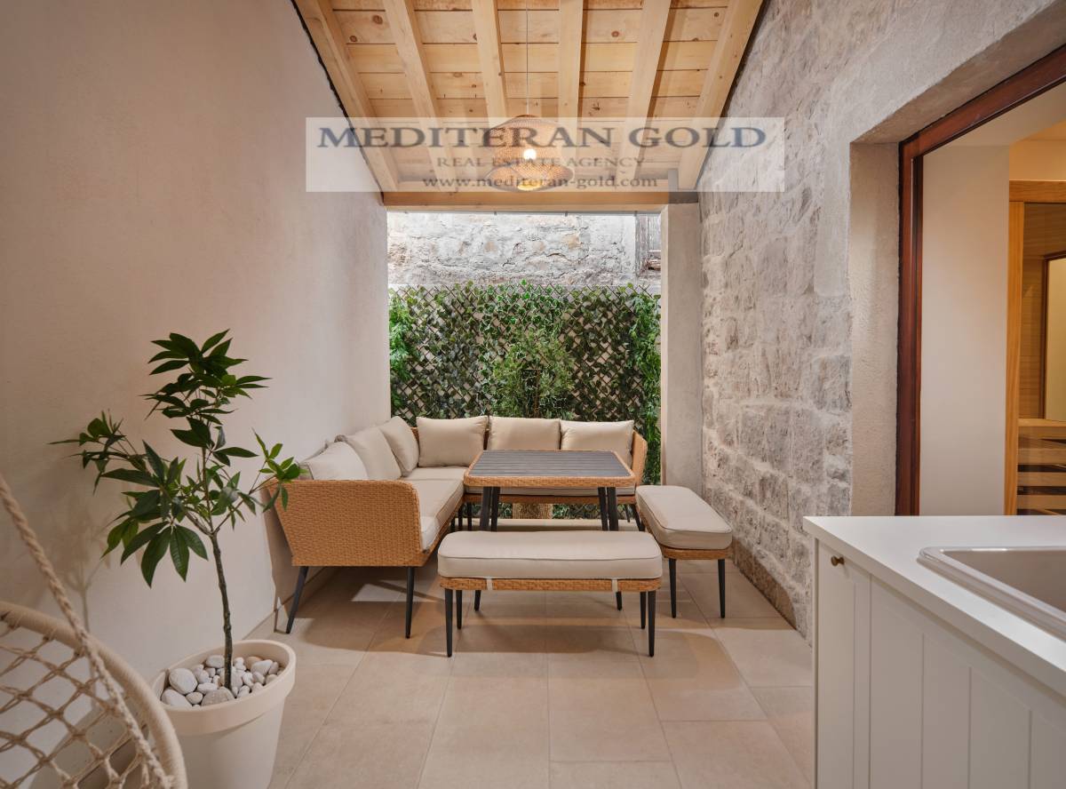 Kaštel Novi, luksuzna i opremljena kuća prvi red do mora