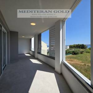 Kaštel Štafilić, novogradnja, trosoban stan blizu mora