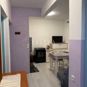 Klenovica stan u prizemlju s balkonom i parkingom – blizina centra i plaže!