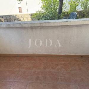 Klenovica stan u prizemlju s balkonom i parkingom – blizina centra i plaže!