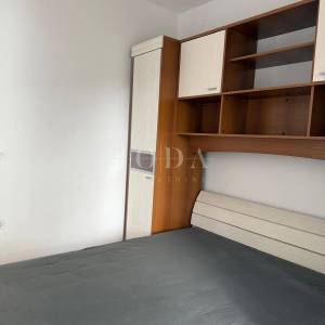 Klenovica stan u prizemlju s balkonom i parkingom – blizina centra i plaže!