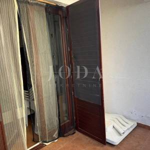 Klenovica stan u prizemlju s balkonom i parkingom – blizina centra i plaže!