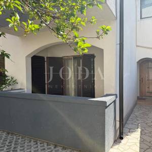 Klenovica stan u prizemlju s balkonom i parkingom – blizina centra i plaže!