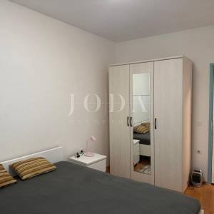 Klenovica stan u prizemlju s balkonom i parkingom – blizina centra i plaže!