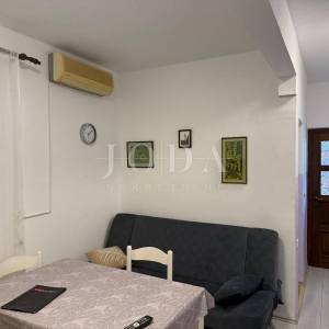 Klenovica stan u prizemlju s balkonom i parkingom – blizina centra i plaže!