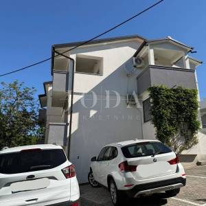 Klenovica stan u prizemlju s balkonom i parkingom – blizina centra i plaže!