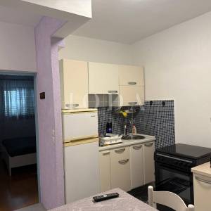 Klenovica stan u prizemlju s balkonom i parkingom – blizina centra i plaže!