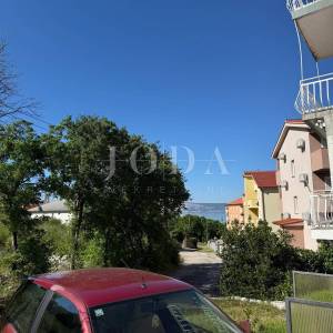 Klenovica stan u prizemlju s balkonom i parkingom – blizina centra i plaže!