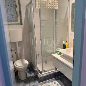 Klenovica stan u prizemlju s balkonom i parkingom – blizina centra i plaže!