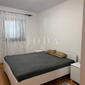 Klenovica stan u prizemlju s balkonom i parkingom – blizina centra i plaže!