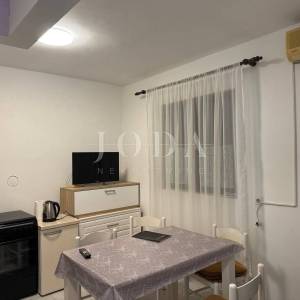 Klenovica stan u prizemlju s balkonom i parkingom – blizina centra i plaže!