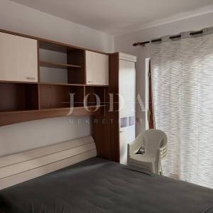 Klenovica stan u prizemlju s balkonom i parkingom – blizina centra i plaže!