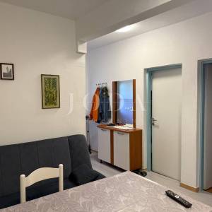 Klenovica stan u prizemlju s balkonom i parkingom – blizina centra i plaže!