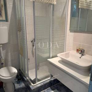 Klenovica stan u prizemlju s balkonom i parkingom – blizina centra i plaže!