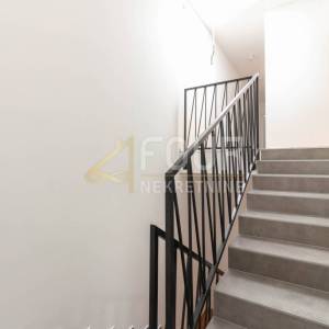 Kostrena, luksuzni dvoetažni stan s garažom, bazenom i okućnicom