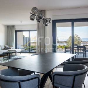 Kostrena, luksuzni dvoetažni stan s garažom, bazenom i okućnicom