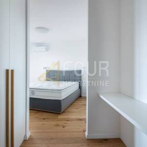 Kostrena, luksuzni dvoetažni stan s garažom, bazenom i okućnicom