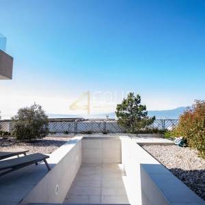 Kostrena, luksuzni dvoetažni stan s garažom, bazenom i okućnicom