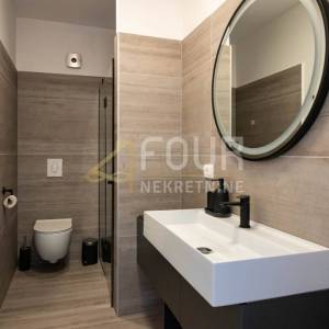 Kostrena, luksuzni dvoetažni stan s garažom, bazenom i okućnicom