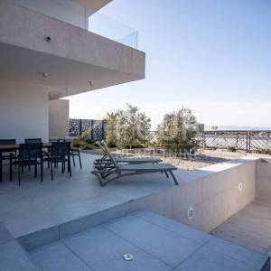 Kostrena, luksuzni dvoetažni stan s garažom, bazenom i okućnicom